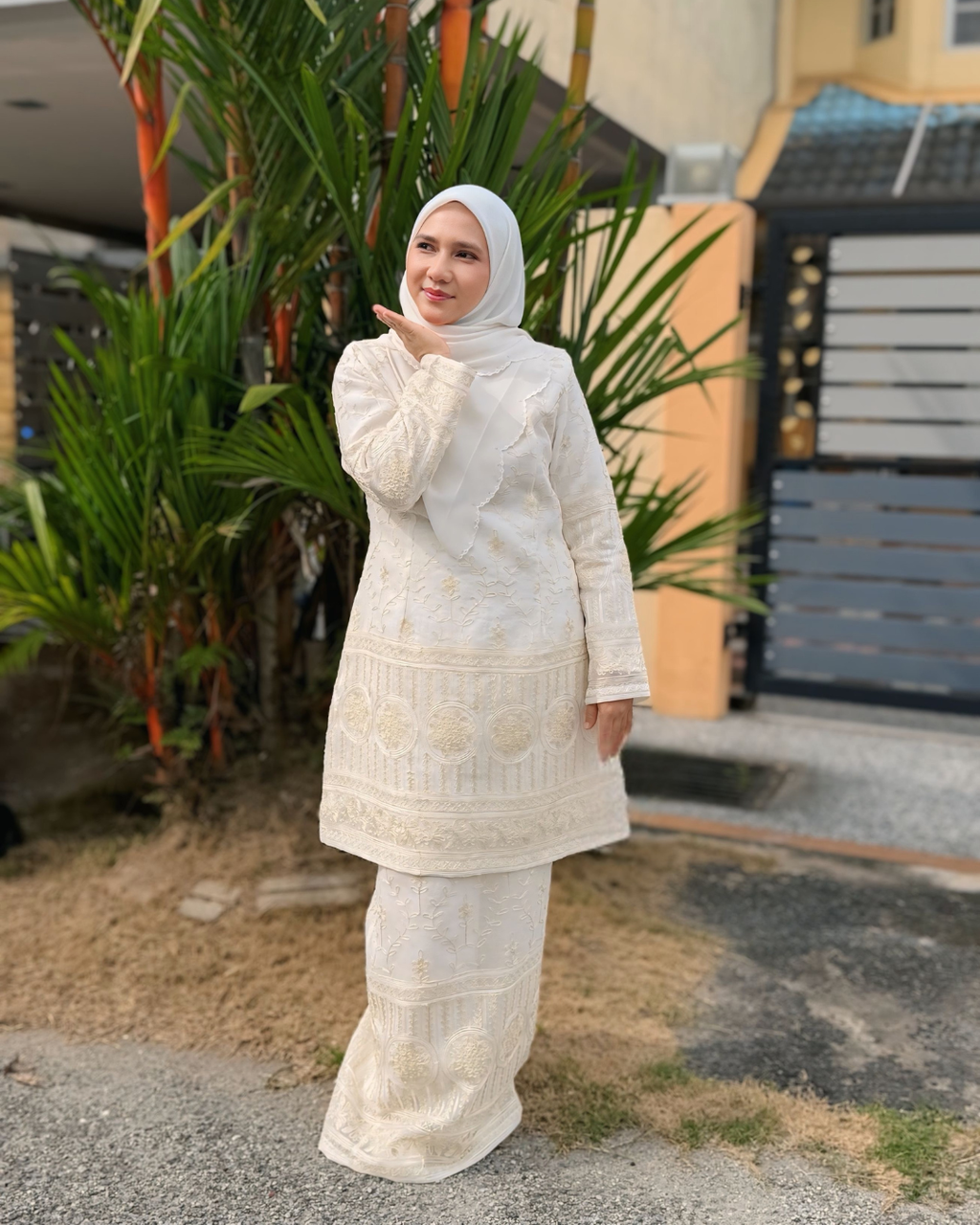 LUNA SARI | PEARL WHITE